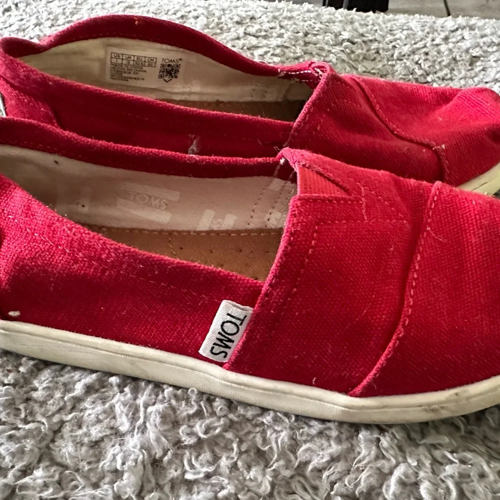Toms kids shoes size 1 US. Comfortable and cute!